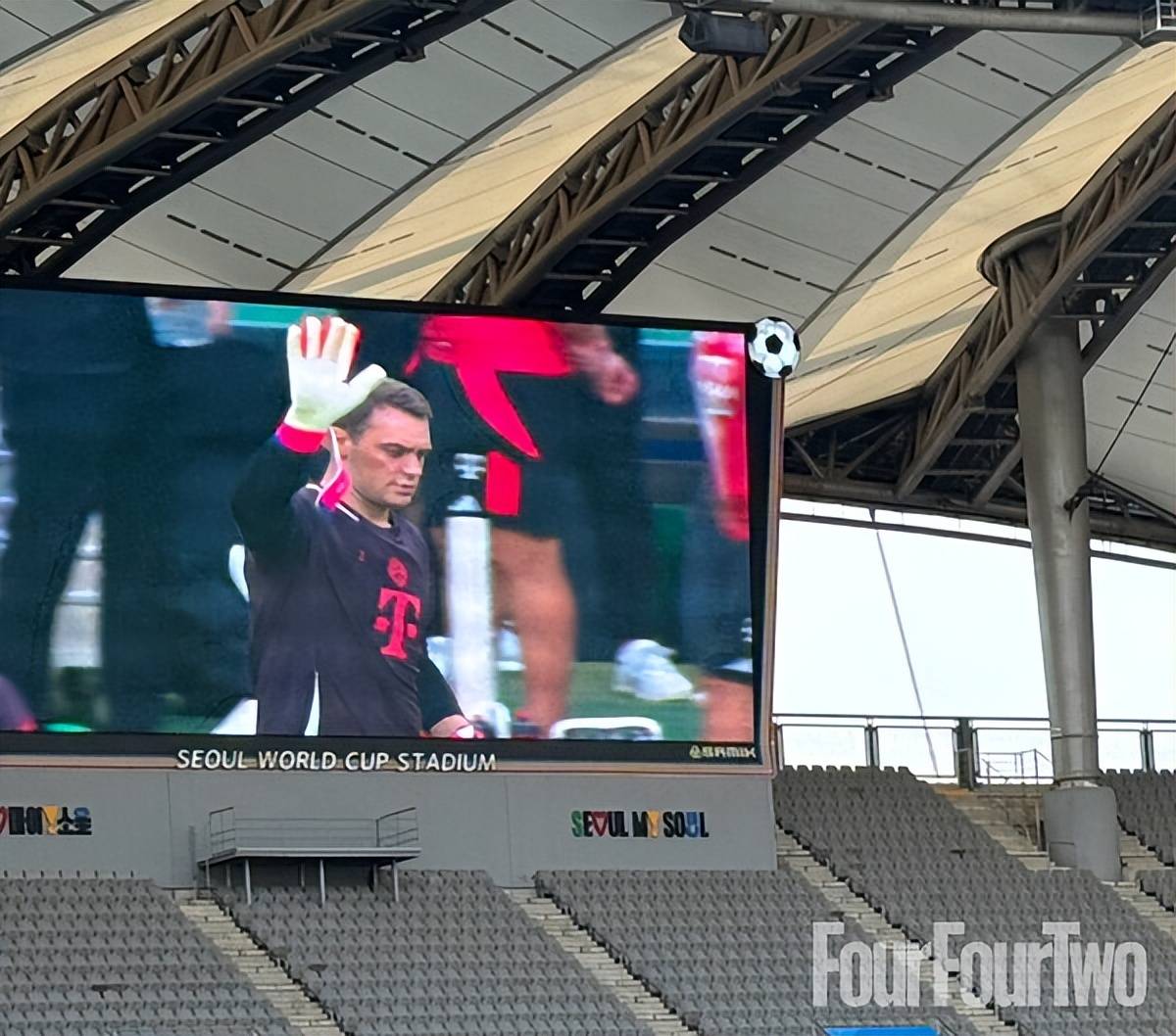 拜仁赛前列队欢迎热刺，尊重对手尽显风度！的简单介绍